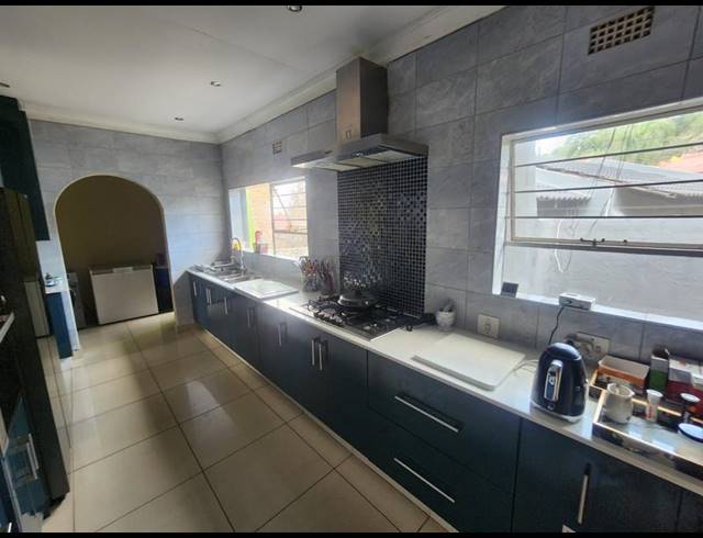 5 BEDROOM HOUSE FOR SALE IN GLENVISTA